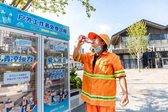央视镜头里的武汉远洋里：“越取越多”的爱心冰柜，藏着整座城市的温度